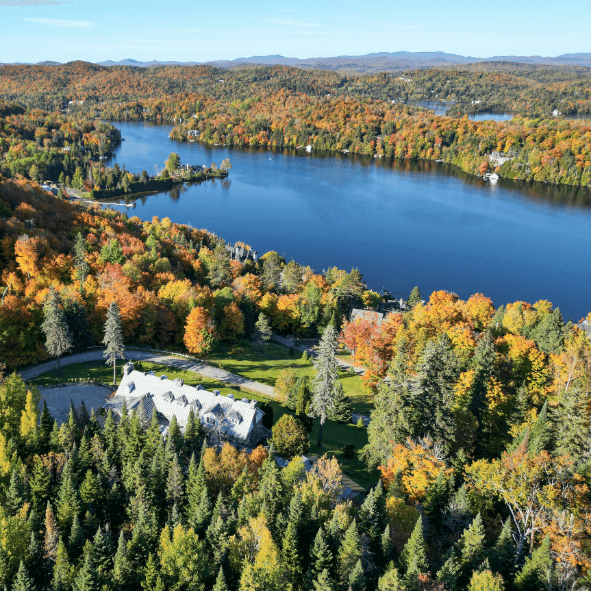 Vue du lac devant le Manoir Davis en plongée prise par drone