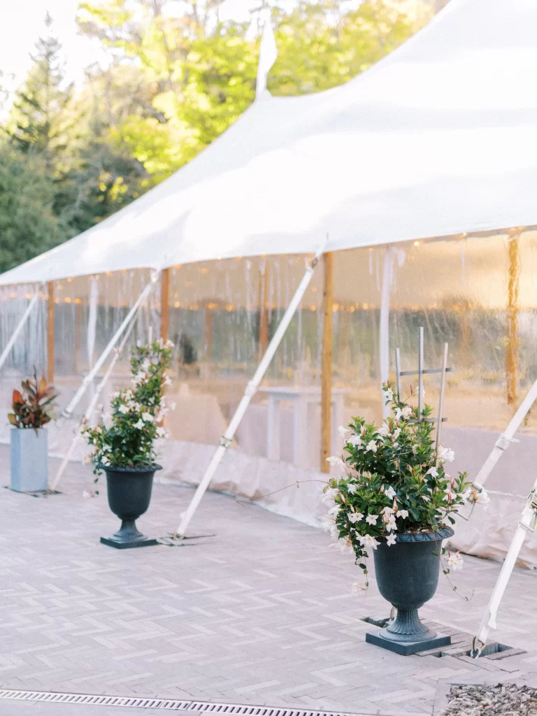 Photographie d'un chapiteau de salle de mariage extérieur