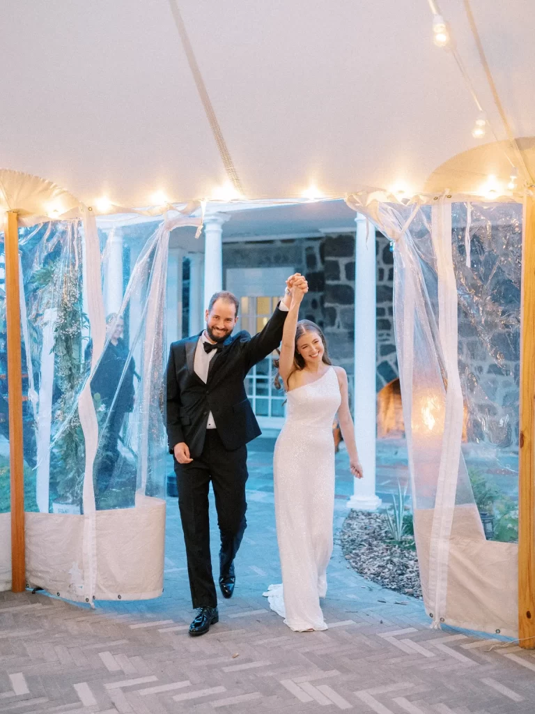 Photographie d'un jeune couple de mariés