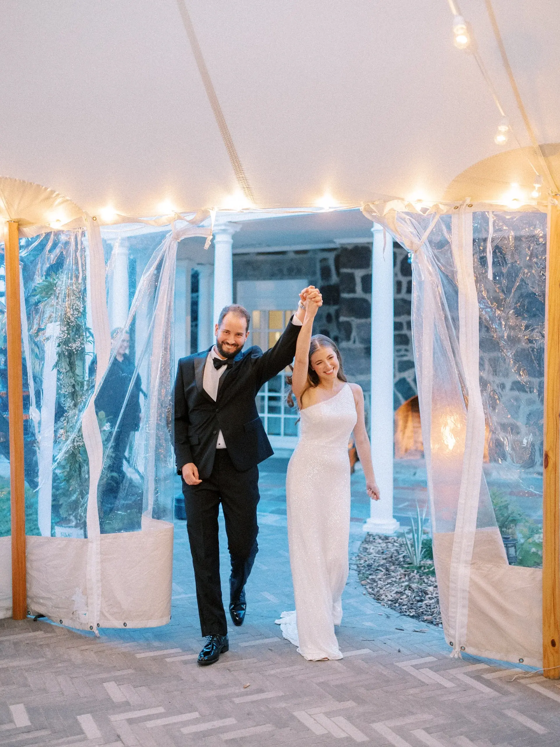 Photographie d'un jeune couple de mariés à leur salle de mariage