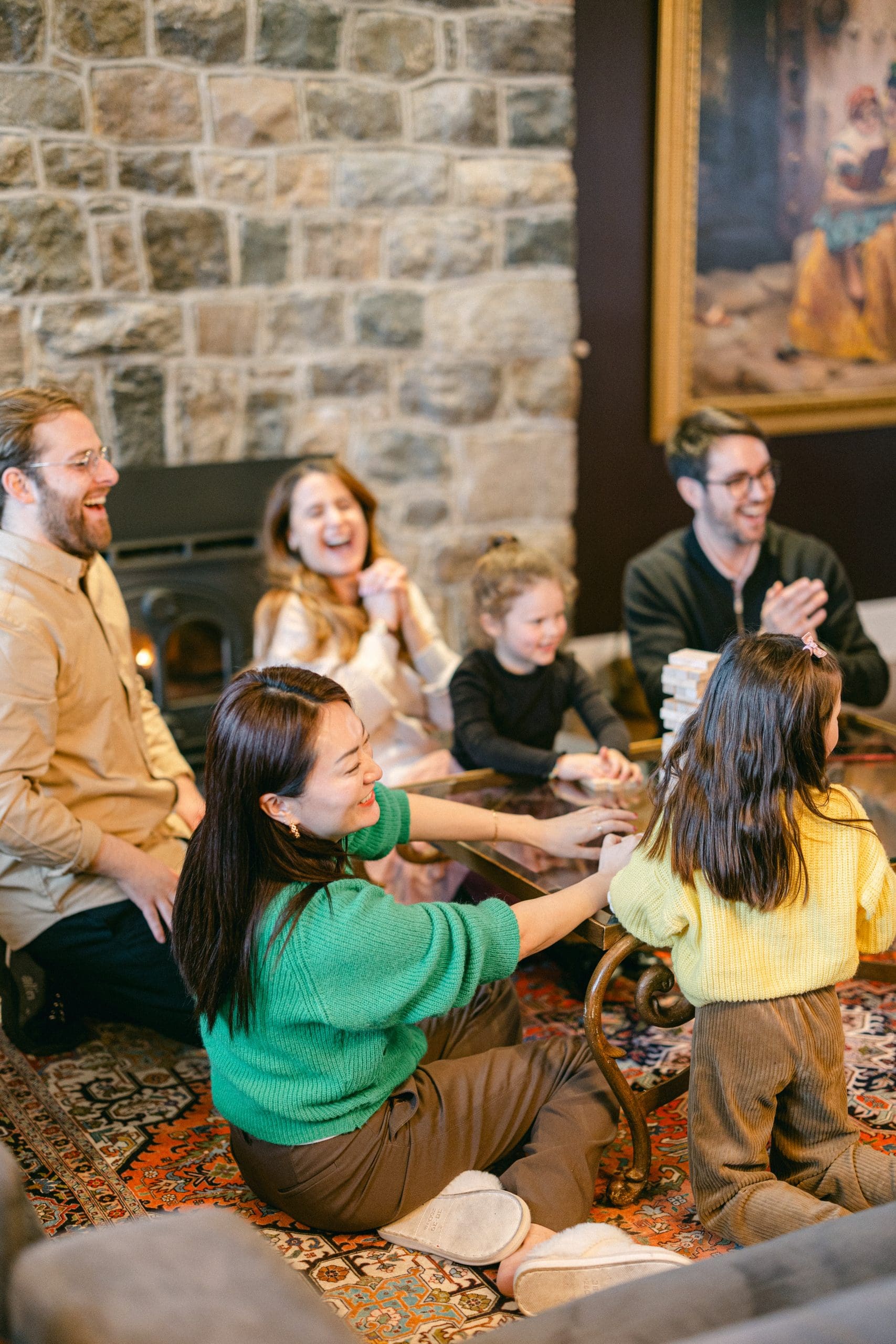 Photographie d'une famille qui passe du bon dans leur chalet privé