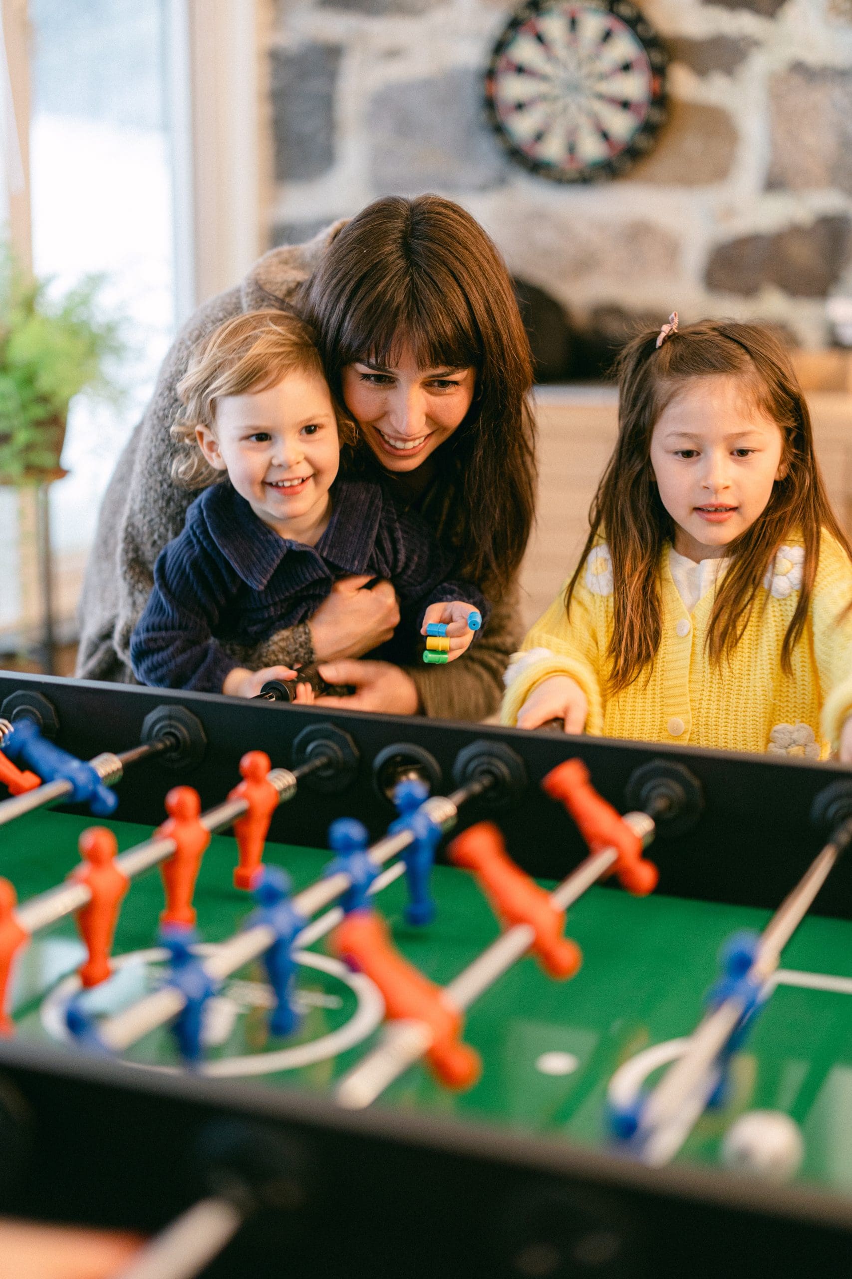 Photographie de jeunes enfants qui jouent au baby-foot