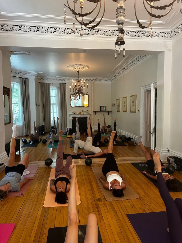 Photographie d'une séance de pilates intérieure au Manoir Maplewood