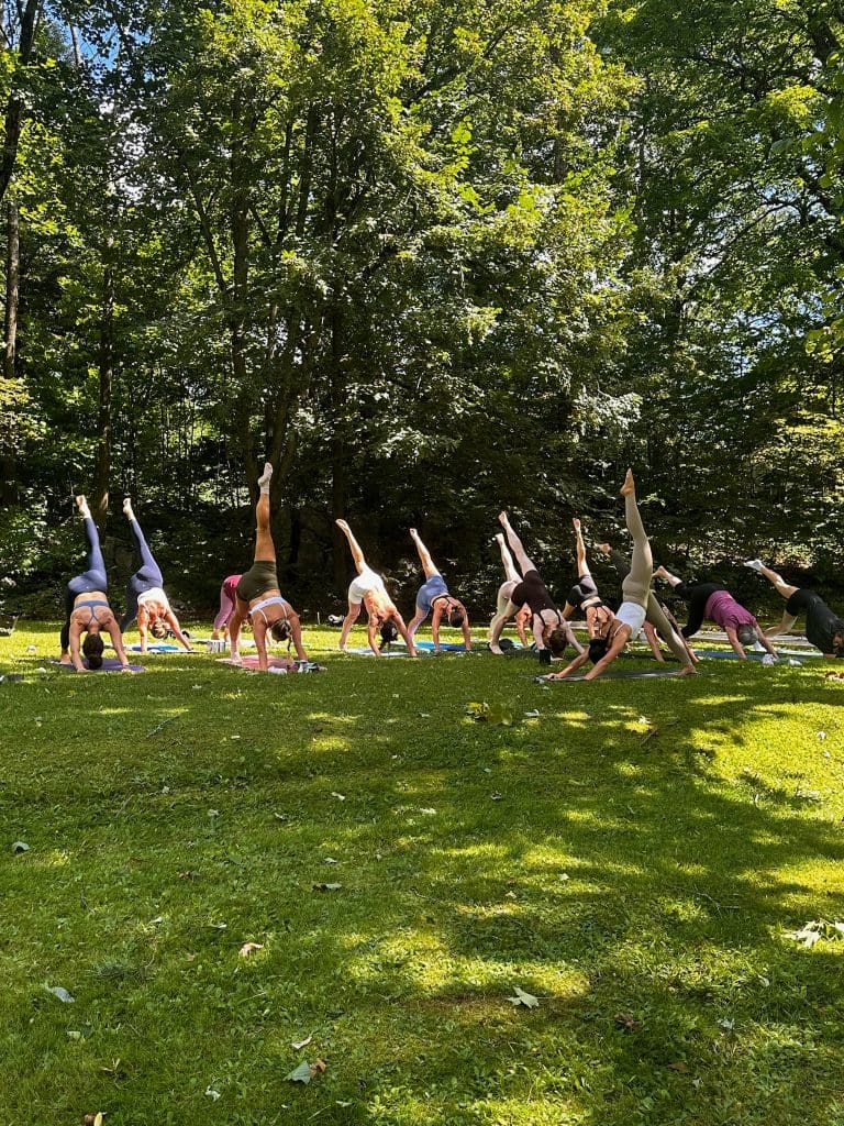 Photographie d'une séance de pilates extérieure au Manoir Maplewood