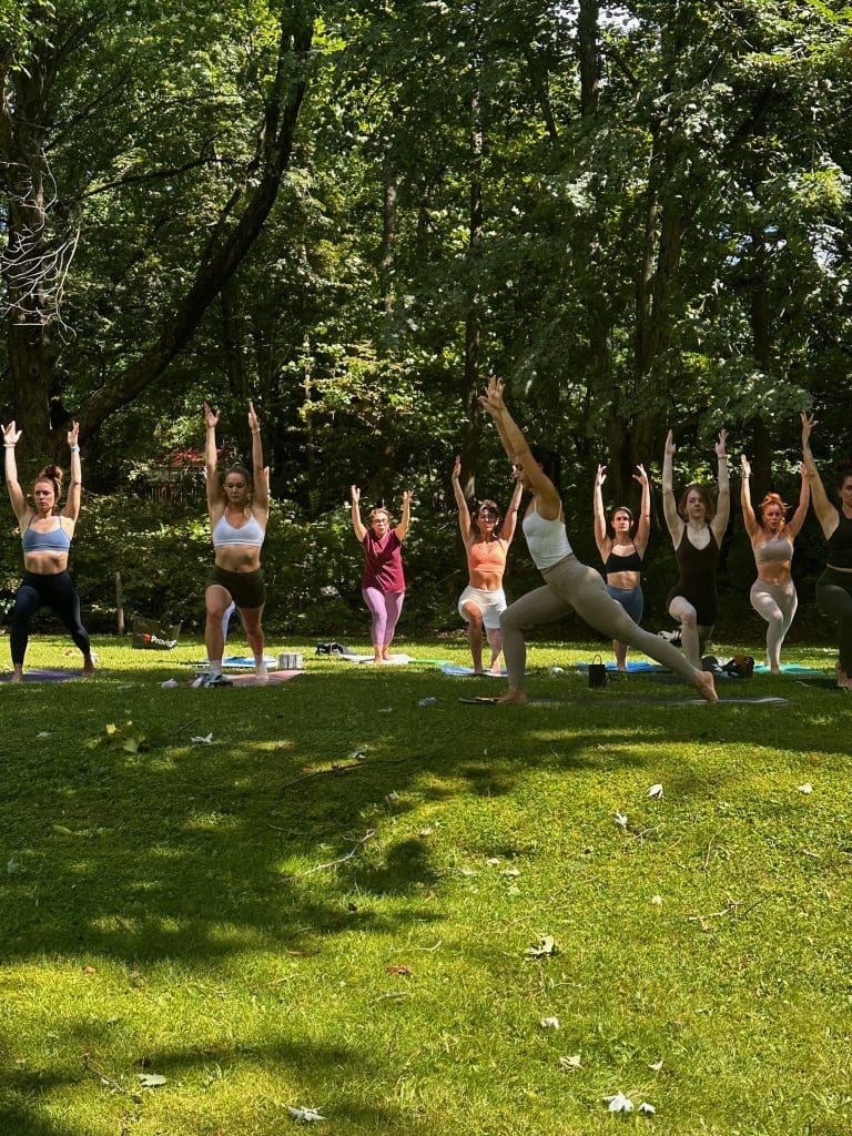 Photographie d'une séance de pilates extérieure au Manoir Maplewood