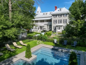 Photographie de la piscine creusée extérieure du Manoir Maplewood