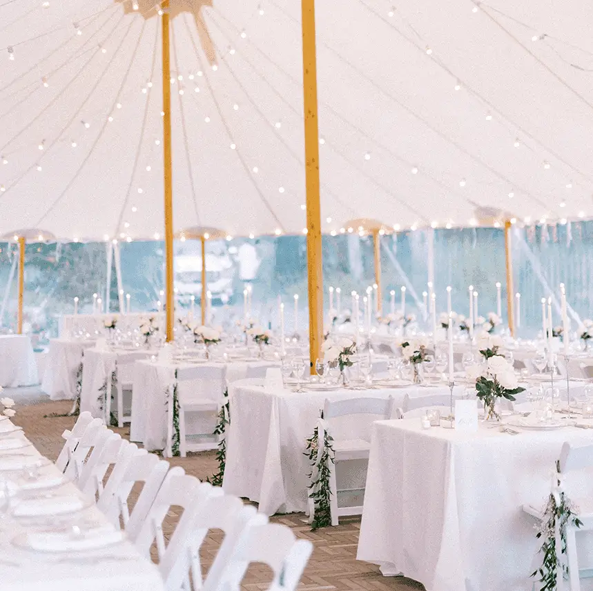 Mariage au Manoir Maplewood en Estrie — réception élégante sous chapiteau pour un mariage inoubliable au Québec