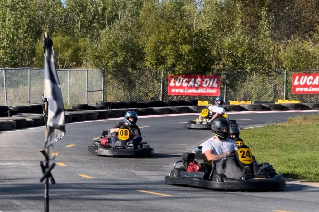 Activité de team building au Karting St-Alphonse, à proximité du Manoir Maplewood dans les Cantons-de-l’Est — séance de karting en équipe pour renforcer la cohésion et la collaboration lors d’une retraite corporative.