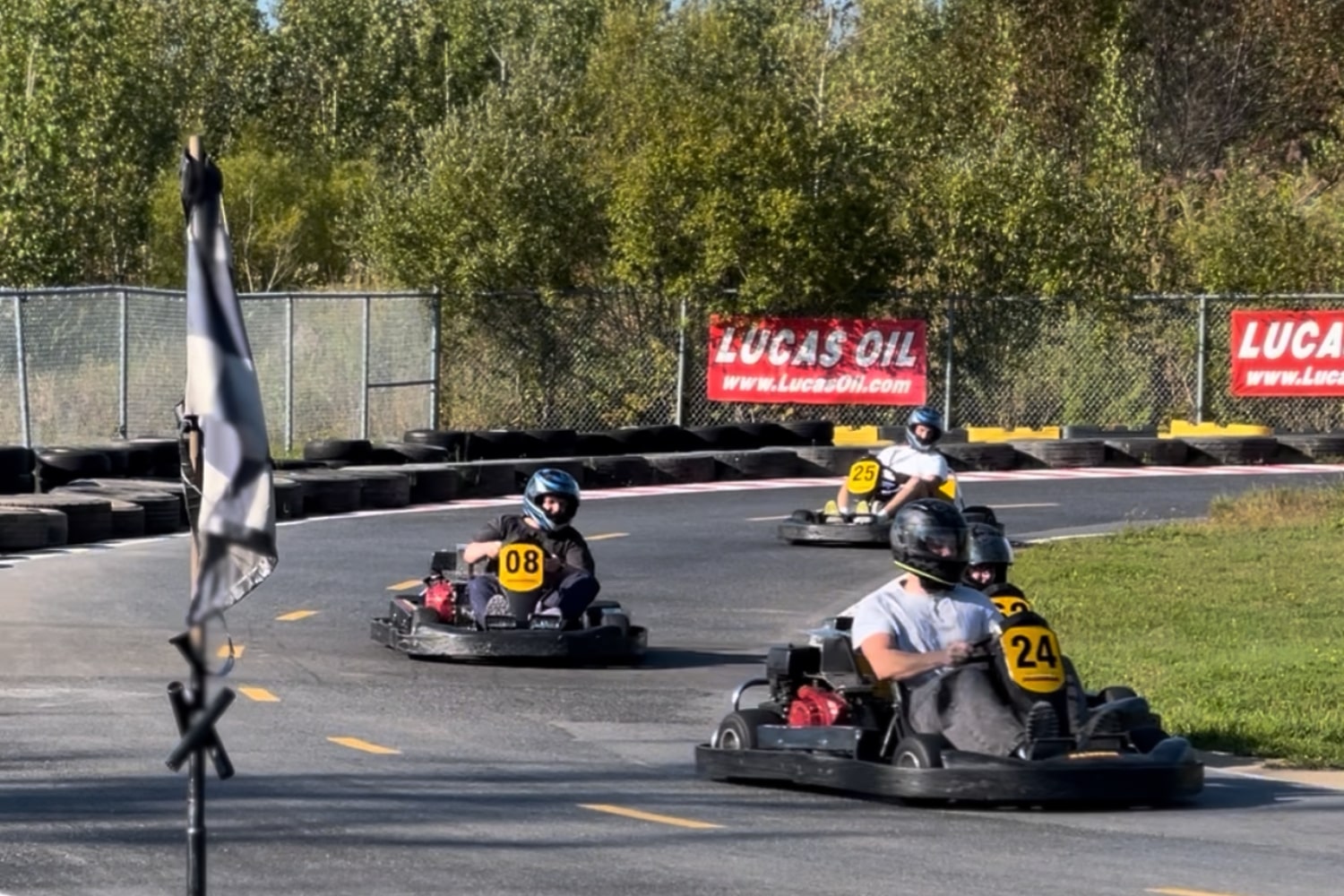 Activité de team building au Karting St-Alphonse, à proximité du Manoir Maplewood dans les Cantons-de-l’Est — séance de karting en équipe pour renforcer la cohésion et la collaboration lors d’une retraite corporative.