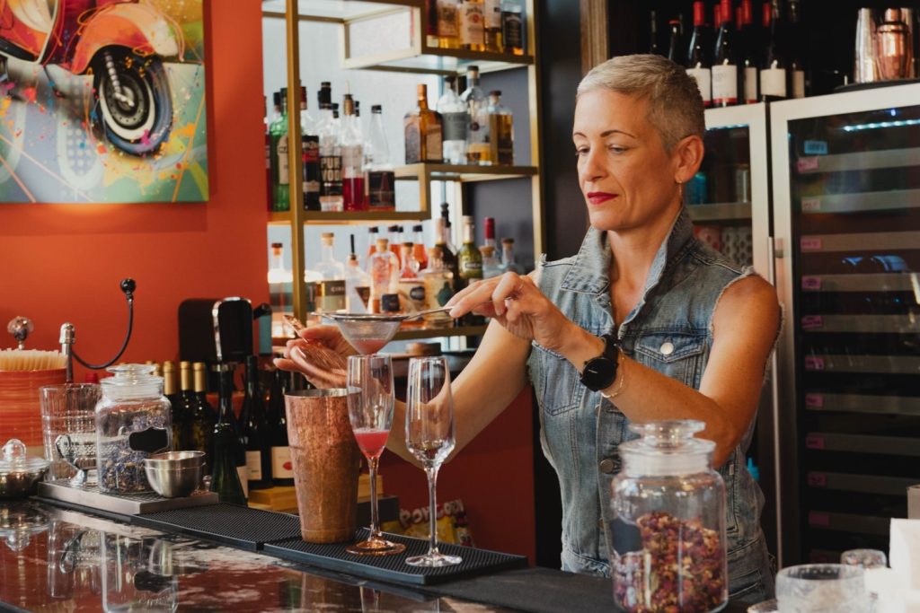 Soirée d’équipe à la Buvette Chez Simone après une journée de team building près du Manoir Maplewood — moment convivial et gastronomique favorisant la détente et les échanges informels lors d’une retraite corporative dans les Cantons-de-l’Est.