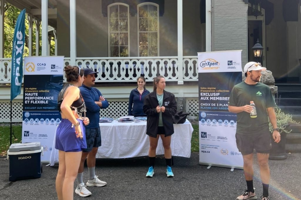 Participants du Vélo DSMA réunis devant le Manoir Maplewood à Waterloo, lors d’un arrêt de l’événement caritatif au profit de la Fondation du CHUM.