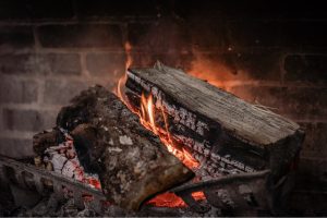 Feu de cheminée crépitant au Manoir Davis, symbole de détente et de convivialité après une journée de team building dans les Laurentides