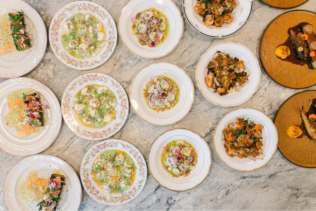 Assortiment de plats gastronomiques préparés pour une expérience gustative au Manoir Davis, favorisant la convivialité et la créativité d’équipe lors d’une retraite corporative